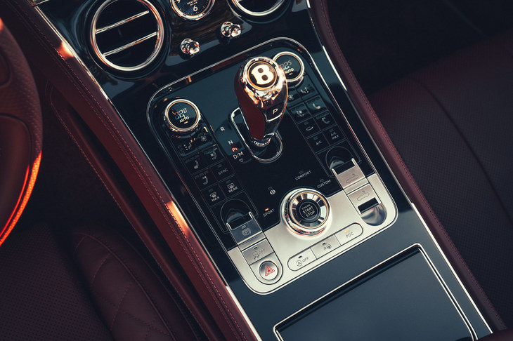 さまざまなコントローラーが配置されたセンターコンソール。「コンチネンタルGTコンバーチブル」にはドライブモードセレクターが装備されているが、自動制御の「Bモード」から他のモードに切り替える必要性は感じられなかった。