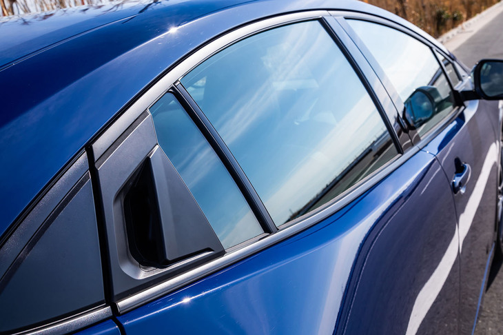 サイドのガラス面は従来型よりも天地の高さが抑えられ、後方に行くにしたがって下部が上方向にカーブを描くようにデザインされている。リアドアのオープナーは、視覚的に目立たぬようウィンドウ部に組み込まれている。