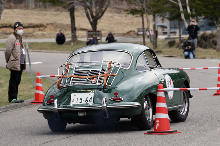 ヒルクライムコースに設けられていたシケインを抜けていく1964年「ポルシェ356SCクーペ」。