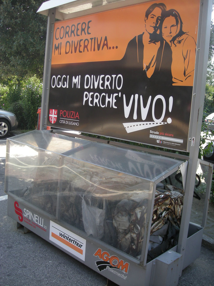 写真4。スイスのルガーノ地方で。スクラップされた自動車を用いた安全啓発キャンペーン。保険会社やタイヤ販売会社なども協賛している。