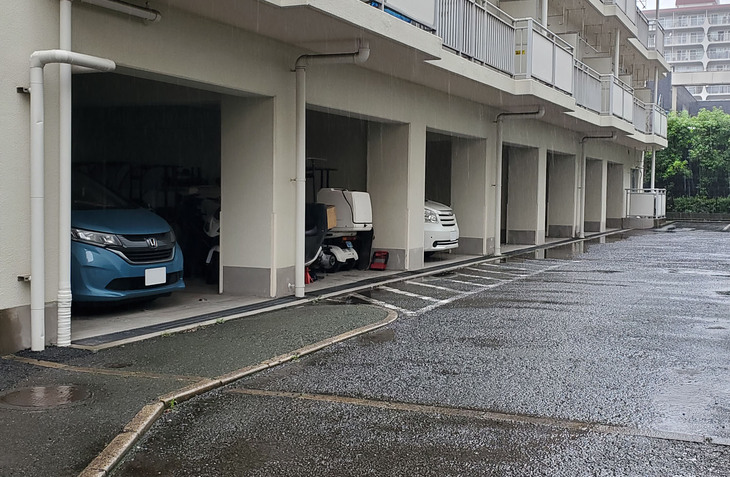 屋根付き駐車場や地下駐車場を利用すれば雹の心配からは解放されるが、誰もがそうできるわけではない。被害に遭ってしまった場合は状況により保険対応となるだろうが、そもそも契約している保険が雹に関してどう対応してくれるのか、チェックしておく意味はある。