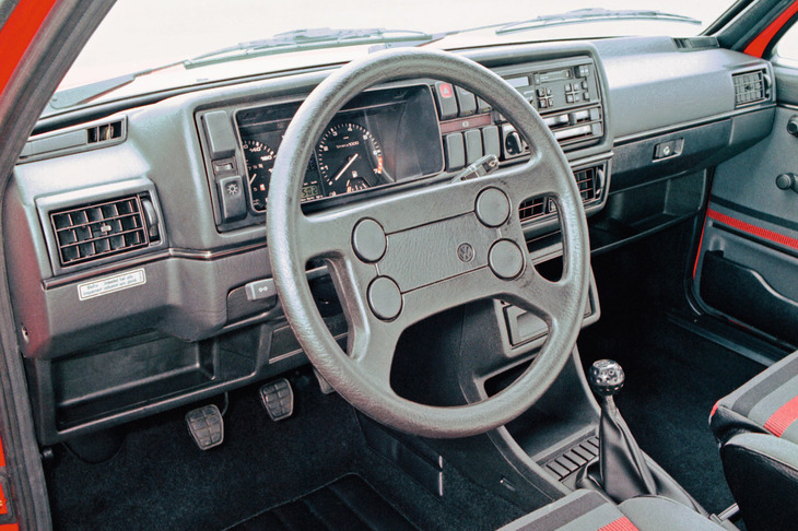 2代目「ゴルフGTI」のインテリア。ゴルフボールを模したシフトノブが特徴だ。ただし車名はスポーツ競技のゴルフではなく、世界最大級の海流であるメキシコ湾流の「Gulf stream（ガルフストリーム）」が由来とされる。