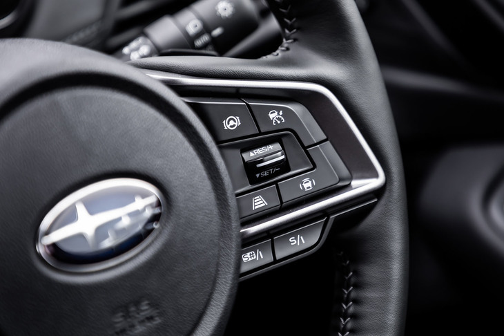 ステアリングスポークの右側に「アイサイトX」の操作スイッチや走行モード切り替え機構「SI-DRIVE」のスイッチが配置されている。スイッチは大きく、慣れればブラインドタッチでも操作が行える。