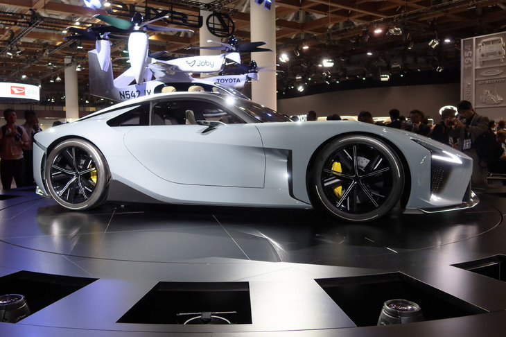 「ジャパンモビリティショー2025」にて、レクサスブースに展示された「レクサス・スポーツコンセプト（＝LFAコンセプト）」。狭いショー会場での壇上での展示では、プロポーションなどは確認しづらいものだが……。