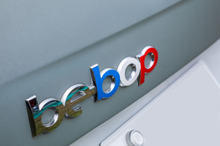 トリコロールに塗られた「be bop」のエンブレム。ユニークな「カングー ビボップ」のフォルムにとてもマッチしていた。