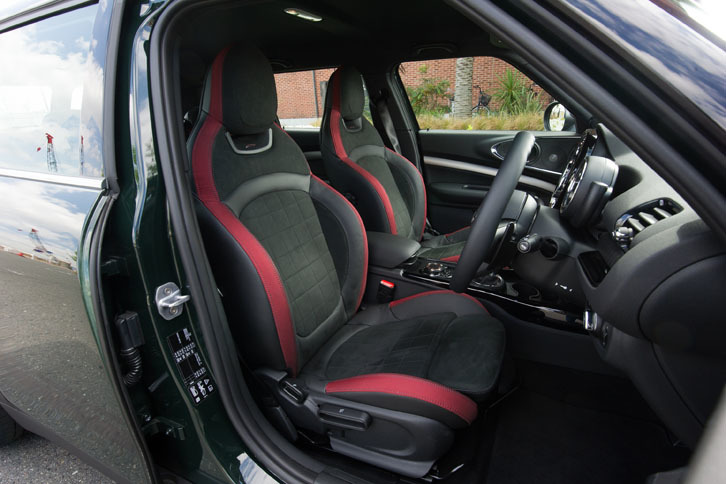 ダイナミカレザーコンビネーションスポーツシートは、ホールド性の高さが特筆もの。シートバックには「John Cooper Works」のロゴが配される。