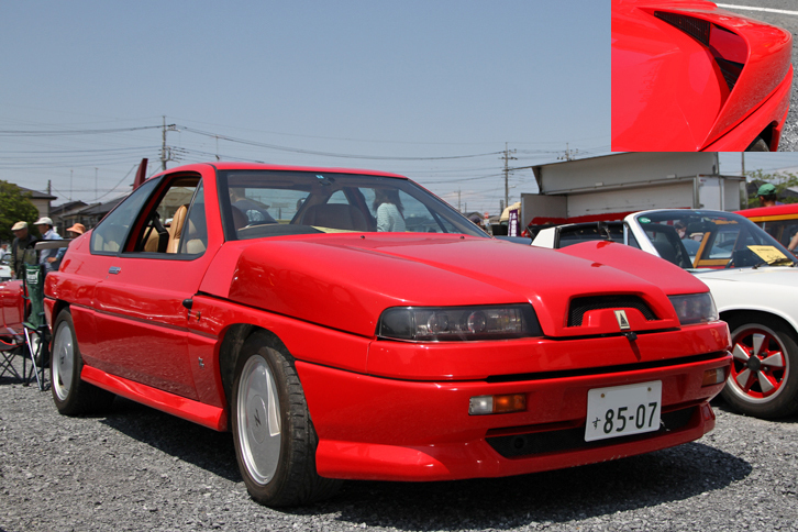 極上コンディションの1990年「オーテック・ザガート・ステルビオ」。最大の特徴であるフェンダーミラーをボンネットに埋め込んだデザインは、オーテックの初代社長である櫻井眞一郎氏のアイデアと言われている。