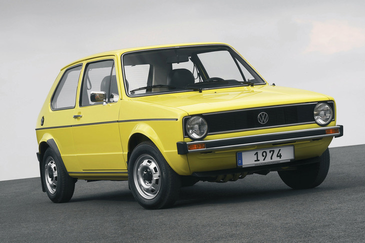 1974年に登場した初代「フォルクスワーゲン・ゴルフ」。今回は希代の名車の誕生50周年にあやかり、10年周期で自動車の歴史を振り返る。