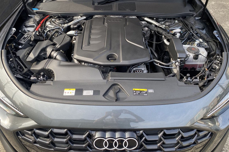 「A5 TFSIクワトロ150kW」は、最高出力204PS、最大トルク340N・mの2リッター直4ガソリンターボを搭載。トランスミッションは「Sトロニック」とアウディが呼ぶ7段DCTが組み合わされる。