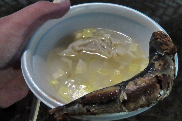 片手撮影なので画質はご容赦を！　こちらは無料配布されていた「魚魚（とと）餃子」といわしの丸干し。美味でした。