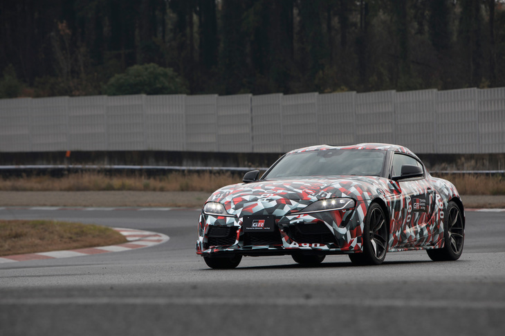 新型「スープラ」の世界初公開は、2019年の北米国際自動車ショーで行われる予定。市場投入までの間に、あと1回のアップデートを予定しているという。