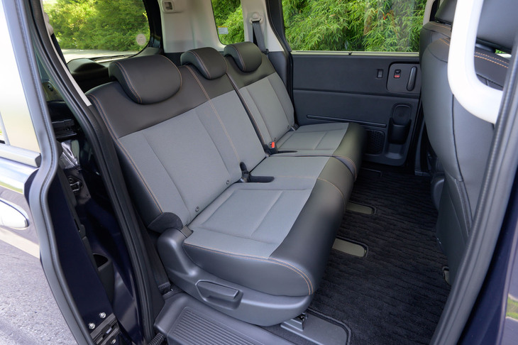 5人乗り仕様の後席はベンチシートで、3列シート仕様の場合は左右独立のキャプテンシートになる。座面を前方にはね上げてそこにバックレストを倒し込むと、先に紹介した車中泊仕様のスペースが出来上がる。