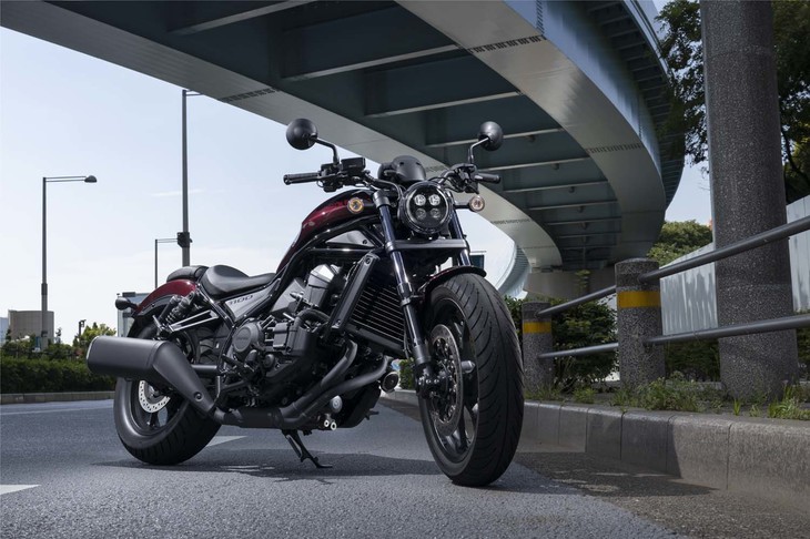 二輪の世界は、スクーターを除けばまだまだMT車がメイン。とはいえ、AT（DCT）搭載モデルは徐々に増えつつある。写真はホンダの「レブル1100 Dual Clutch Transmission」で、その名のとおりDCTを介して変速を行う。