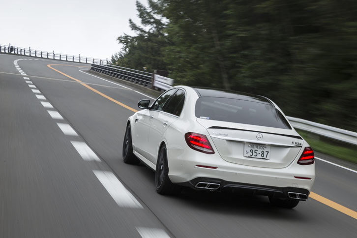 「メルセデスAMG E63 S 4MATIC＋」には、「ディスタンスパイロット・ディストロニック＆ステアリングパイロット」をはじめとする先進の運転支援システムも標準装備される。
