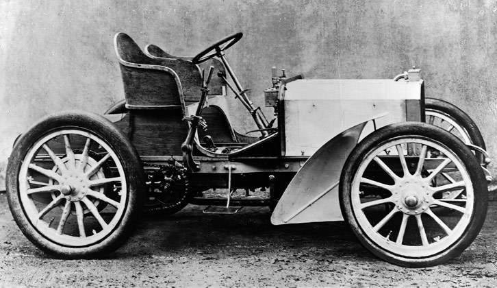 1901年にダイムラーが製作したレーシングカー「35hp」。“メルセデス”と名づけられた最初の自動車となった。
