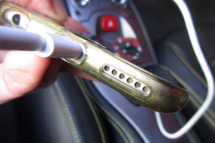 「458イタリア」での音楽再生はiPhone本体の極小スピーカーが頼り。