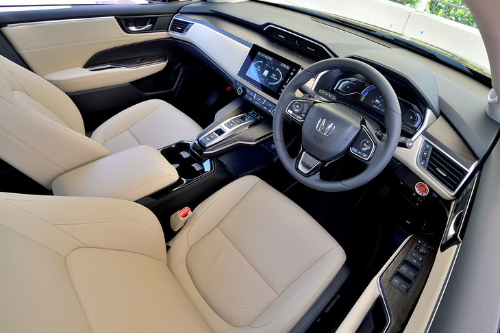 インテリアでは、内装表面積の約70％に環境負荷低減素材が採用されている。