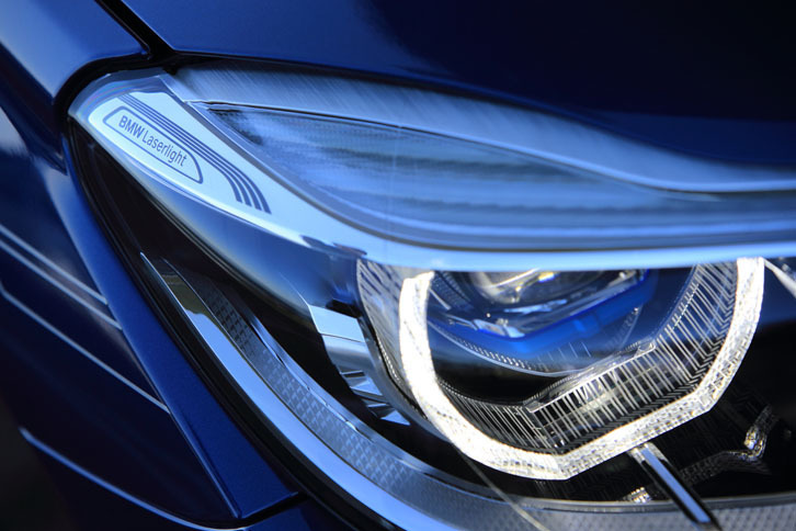 ヘッドランプは「BMWレーザー・ライト」が標準。