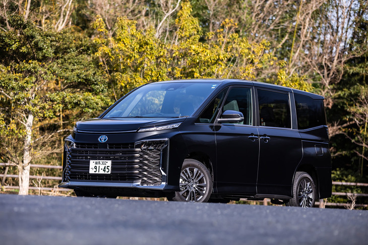 8年ぶりにフルモデルチェンジされたトヨタのミニバン「ヴォクシー」。これまで5ナンバー車もラインナップしていたが、2022年1月に発売された4代目で全モデルが3ナンバー車となった。