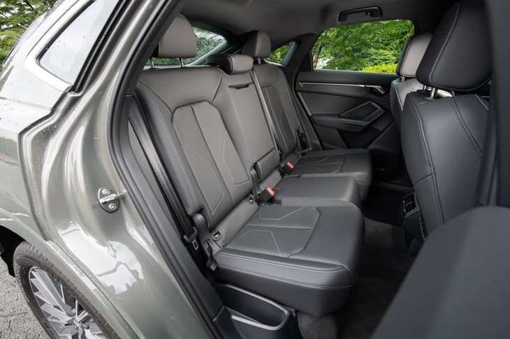 リアシートには130mmの前後スライド機構と7段階のバックレスト角度調整機構が付いている。
