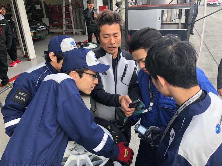 朝礼が終わると早速走行が始まります。走行前にディーラーメカニックさんがタイム計測のレクチャーを受け実践へ。一度に4台計測できるストップウオッチは、レースではよく見かけるものですが、普段はなかなか使わないですよね（笑）。