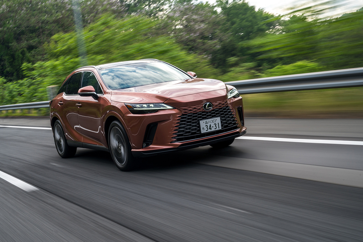 ダッシュインナーサイレンサーの目付量アップなどによって室内の静粛性が大幅に向上。撮影中に締め切った運転席に居たところ、窓越しにすぐ隣に居るスタッフとカメラマンとの会話がまるで聞き取れなかった。