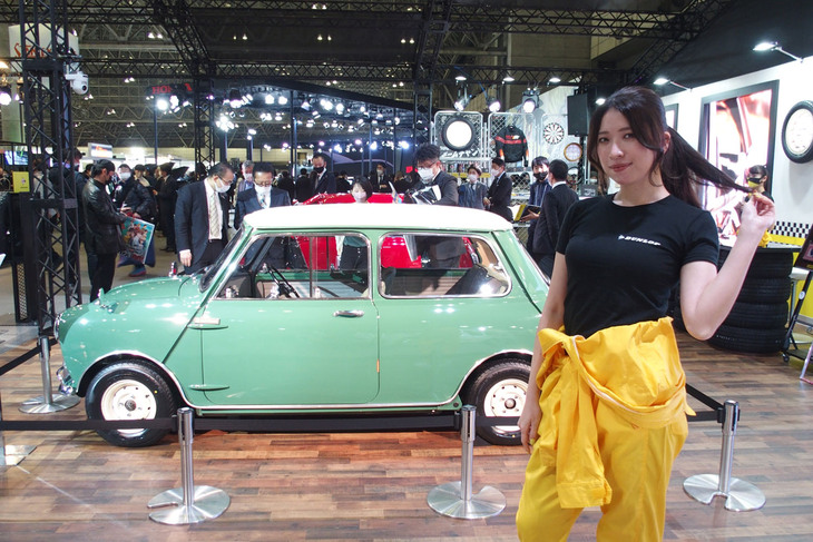 1967年の「オースチン・ミニクーパー1275 S Mark I」が展示されたダンロップブースの様子。