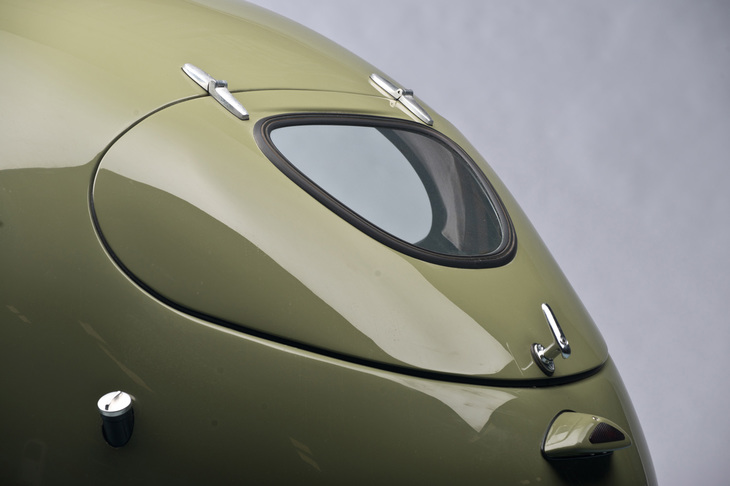 写真の外装色はハンターグリーンと呼ばれるもの。リアハッチを開けると、キャビン後方に設置された荷室にアクセスできる。