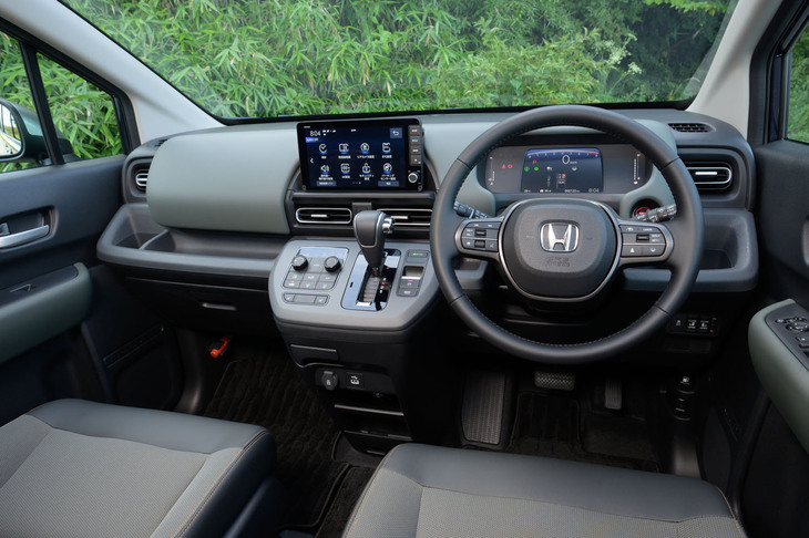 インテリアカラーは「クロスター」専用のブラック×カーキ。助手席前方のトレーの上にはアッパーボックスが備わっている。