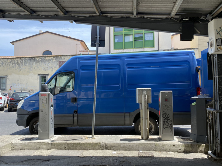こちらはフィレンツェにて。市場にやってきた車両によって、充電器が2基ともブロックされてしまっていた。