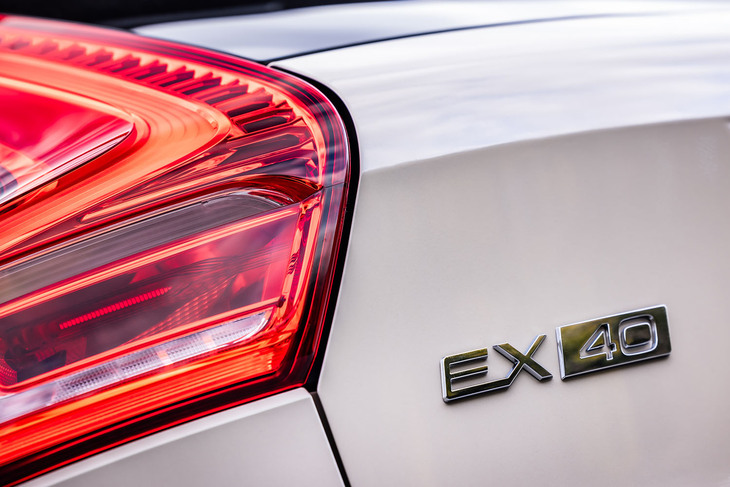 「E」を先頭に置く車名に改められ、「EX30」や日本未導入の「EX90」「EM90」と同じBEVであることがすぐにわかるようになった「EX40」。テールゲート左側のエンブレムも「XC40」から「EX40」に変更されている。