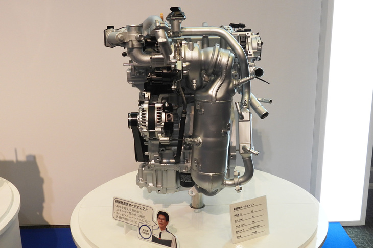 新開発の直噴ターボエンジン。排気量は1.2リッターで、126PS（93kW）の最高出力と230N・mの最大トルクを発生。40％を超える熱効率も特徴で、もちろんカーボンニュートラル燃料の使用も想定されている。