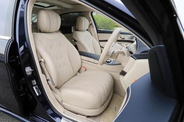 試乗車にはオプションの「designoスタイルパッケージ」が採用されており、内装色は「シルクベージュ／ディープシーブルー」のツートン、シートはセミアニリンレザーのフルレザー仕様となっていた。