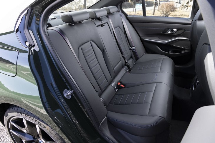 後席にも3本のMシートベルトをきちんと装備。背もたれは3分割で前に倒せる。