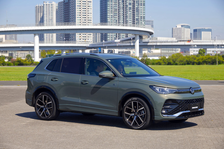 取材では、フォルクスワーゲンのコンパクトSUV「ティグアン」に「ブリザックWZ-1」を装着。2人にドライ路面でのドライブフィールを確かめてもらった。