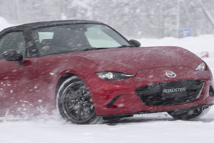 周回テストが早めに終了したため、「ロードスター」でドリフトに興じる筆者。