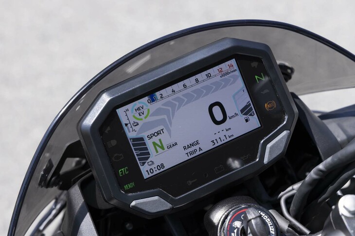 4.3インチのTFTディスプレイ。車速やエンジン回転数などの走行情報に加え、走行モードやトランスミッションの手動／自動モードのセレクト状態、バッテリー残量、EV走行可能距離など、さまざまな情報が表示される。