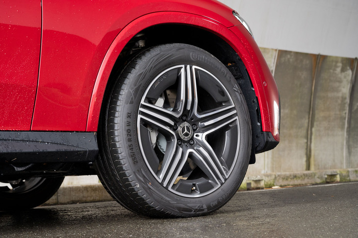 タイヤはフロントが255/45、リアが285/40の20インチ。星型スポークのホイールがスタイリッシュだ。