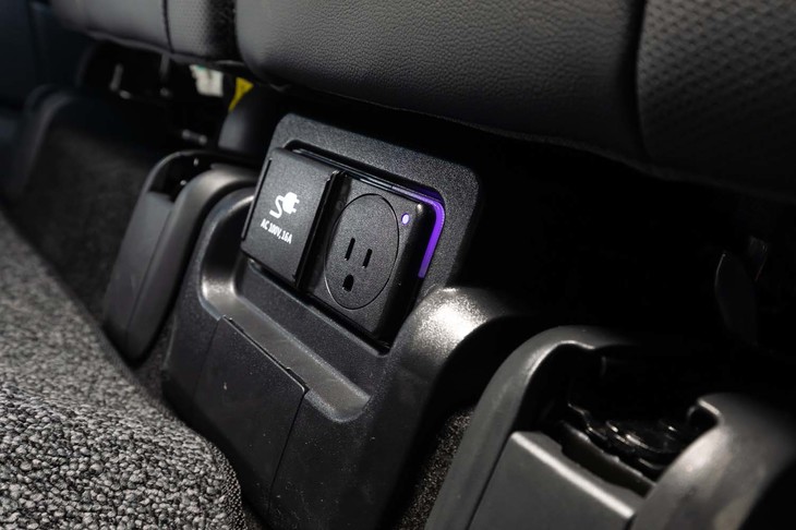 後席の足元には、給電用のソケットが備わる。