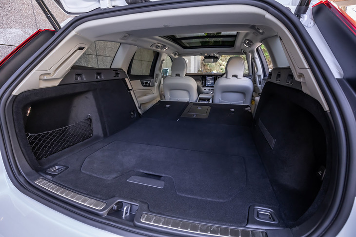 後席背もたれを前方に倒すと、荷室容量は1411リッターにまで拡大できる。リアバンパーの下に足をかざすだけでリアゲートが開閉できる、ハンズフリーオープニング／クロージング機構も標準装備されている。