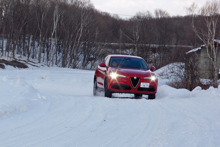 アルミ製のドアパネルやカーボン製のドライブシャフトを採用し軽量化が図られた「ステルヴィオ」。50：50の前後重量配分を実現している。