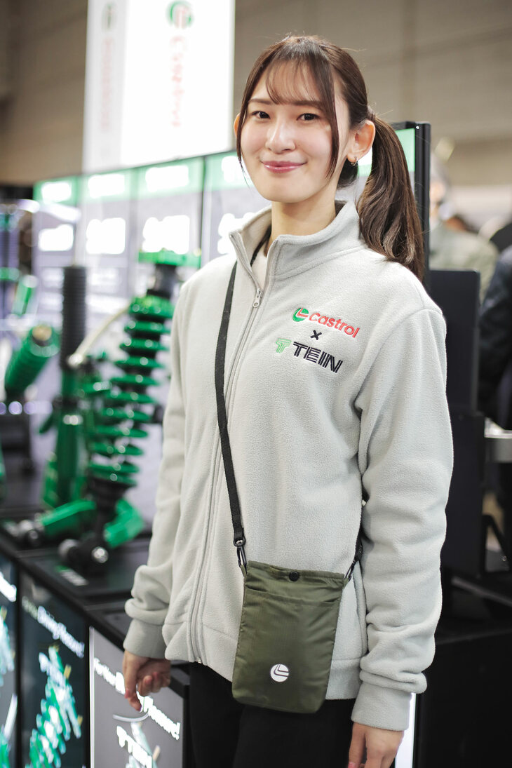 TEIN & CASTROLブースの春名なこさん