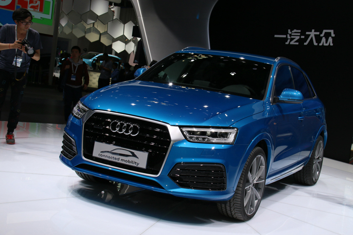 「アウディ・コネクテッド モビリティ コンセプト」。「アウディQ3」をベースに、巨大都市のスムーズな移動を提案する試み。リアに電動キックスケーターを装備。