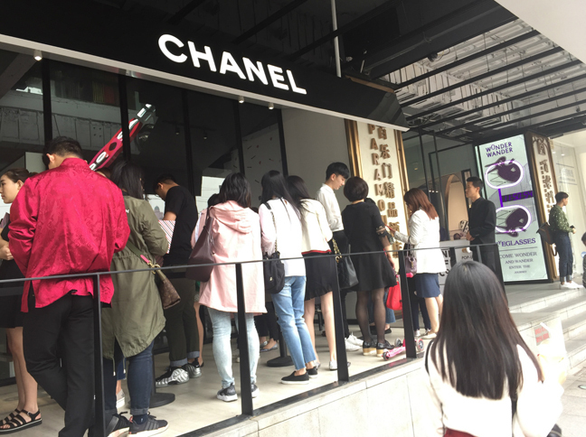 2017年4月21日、期間限定でオープンした可可小姐（ココ・シャネル）のカフェには、長い行列ができていた。