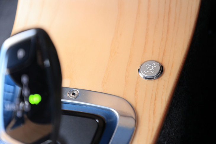 パワートレインの制御がアグレッシブとなる「スポーツプラス」モードのスイッチ。「プラスフォー」ではシフトセレクターを左に倒すと「スポーツ」モードに入り、その状態で写真のスイッチを押すと、スポーツプラスモードとなる。