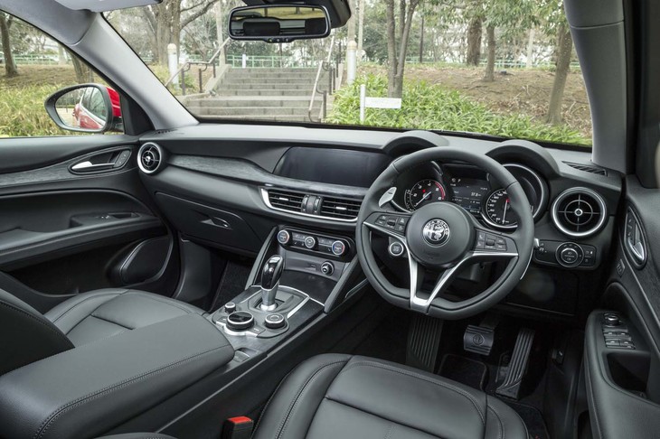 「ステルヴィオ2.2ターボ ディーゼルQ4」のインテリアカラーは、写真のブラックのほか、ブラック×レッドのツートンも選べる。