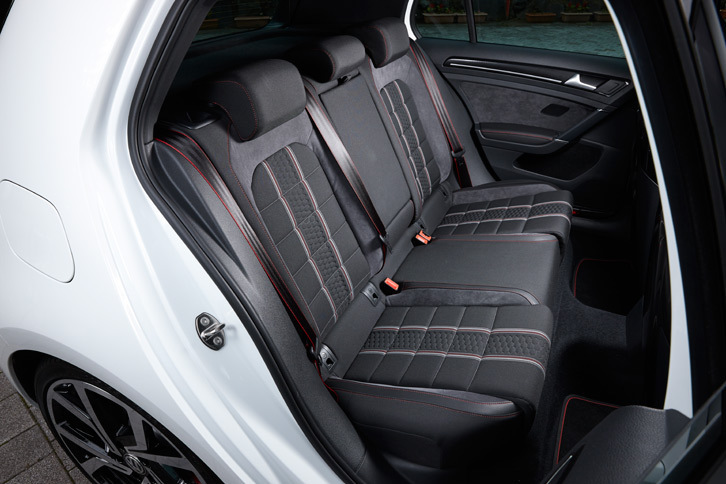 「GTIクラブスポーツ」のなかでも、より高性能な「S」が3ドアの2人乗りなのに対し、「トラックエディション」は5ドアの5人乗りとなっている。