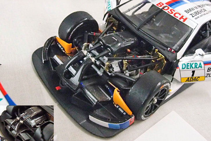 フロントカウルを外したドイツレベル製1/24「BMW M3 DTM 2012」。左下の素組（キットをストレートに組んだもの）と比べると、作り込み具合がおわかりいただけるだろう。