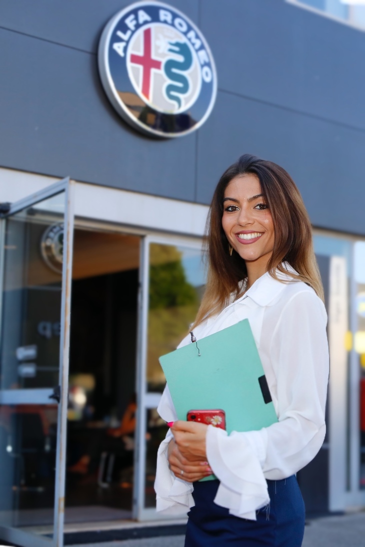 夕方、招待客を出迎えるコンパニオン。