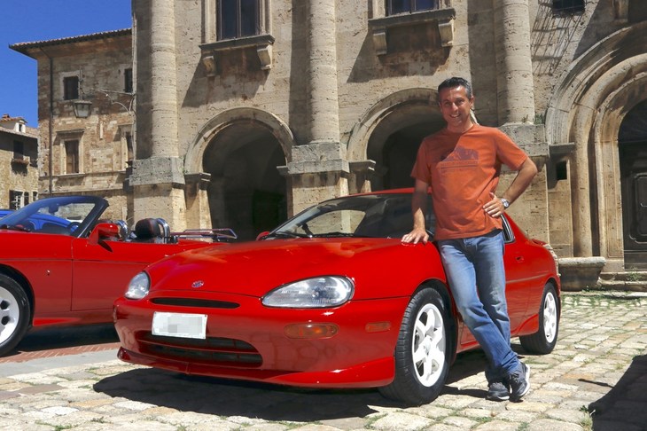 「マツダMX-3」（1992年）とビーノ・フェさん（50歳）。